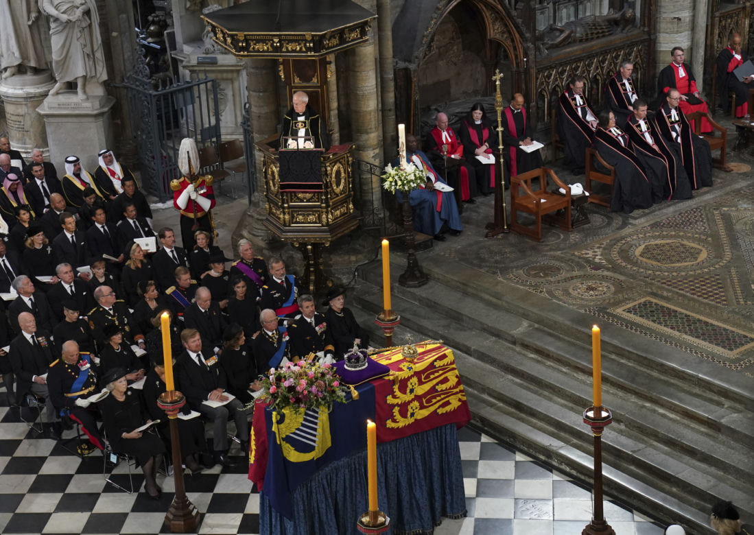 Łzy poddanych i trumna zmierzająca do Westminsteru