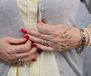 Jak pozbyć się plam starczych na dłoniach. Domowa mieszanka rozjaśnia przebarwienia