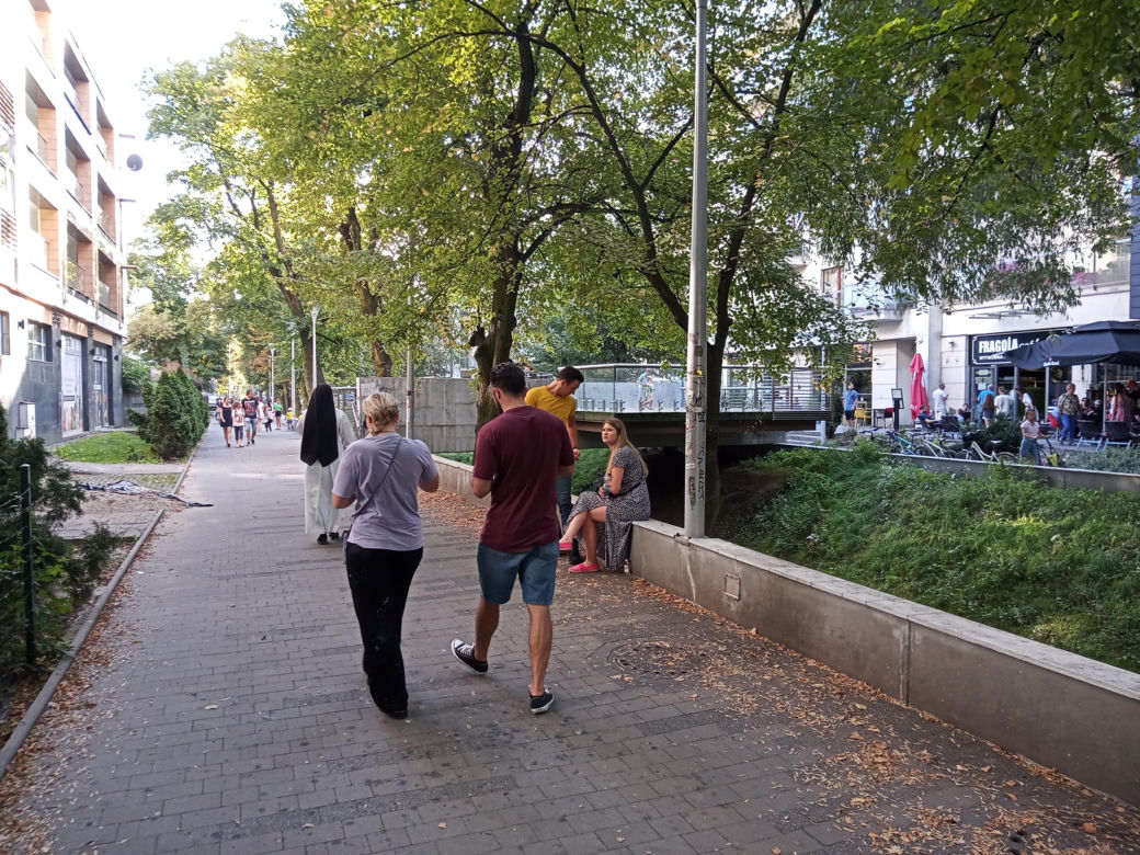 Ostatnia niedziela lata 2023 w Kielcach. Tłumy w centrum miasta