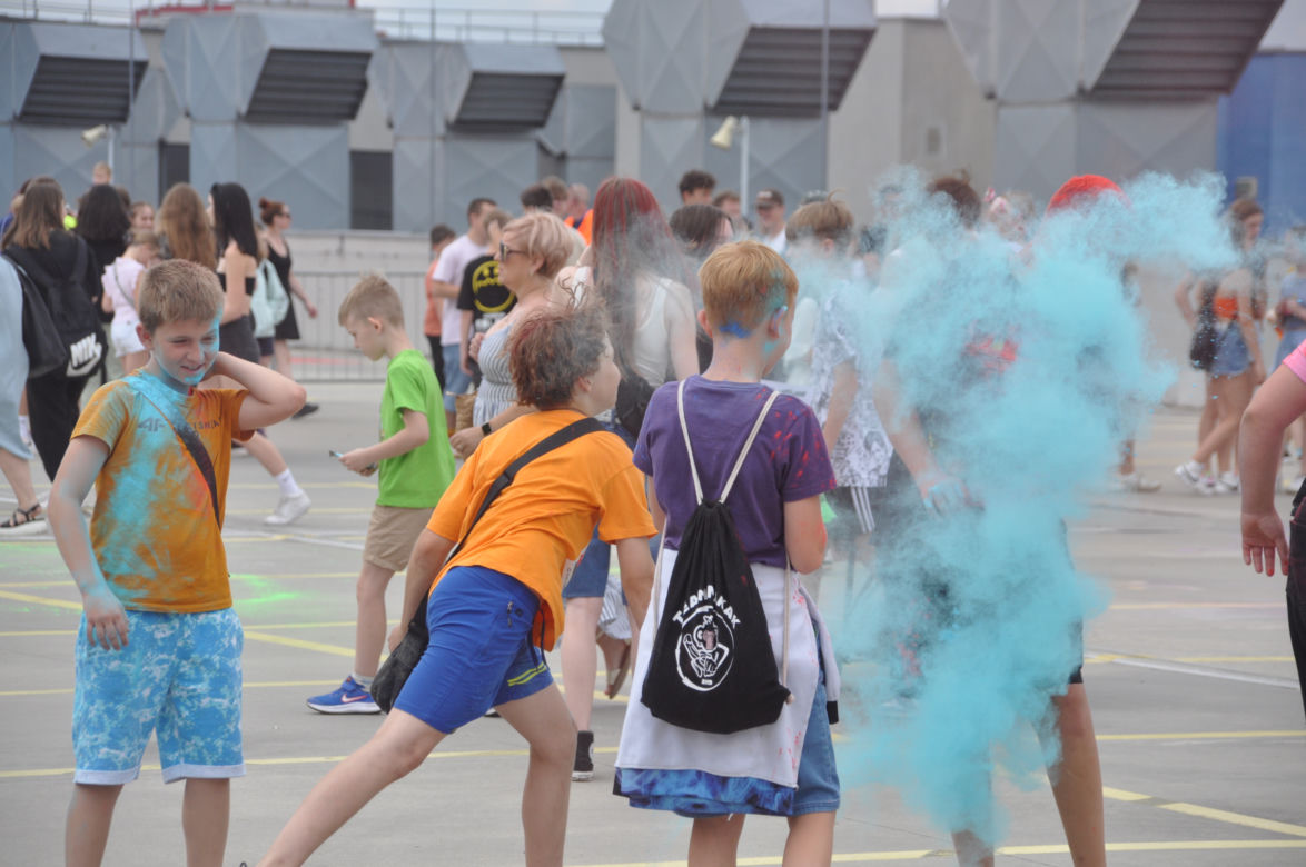 Festiwal kolorów w Kielcach. Szalona zabawa na dachu Galerii Korona