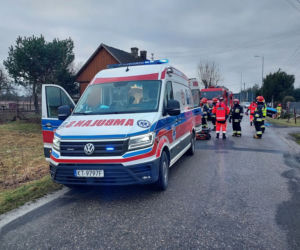 Gosławice. Peugeot UDERZYŁ w drzewo. Z auta wypadło 4-letnie dziecko, matka NIE MIAŁA PRAWA JAZDY