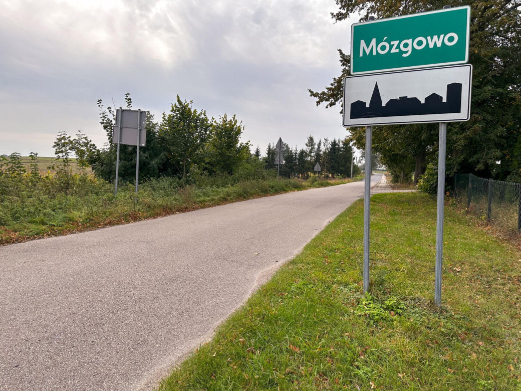 Dwóch przyjaciół roztrzaskało się na drzewie. Świętowali chwile przed tragedią