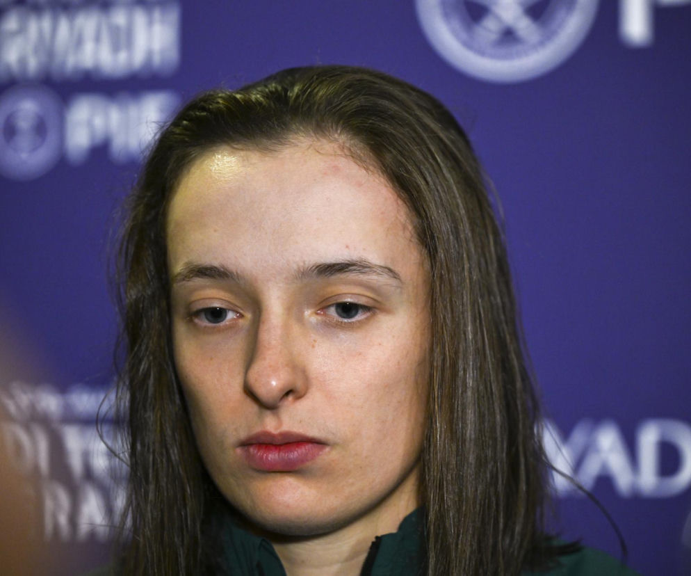 Iga Świątek ze skupioną twarzą podczas konferencji. O turnieju WTA w Cincinnati przeczytasz na SE Supersport.