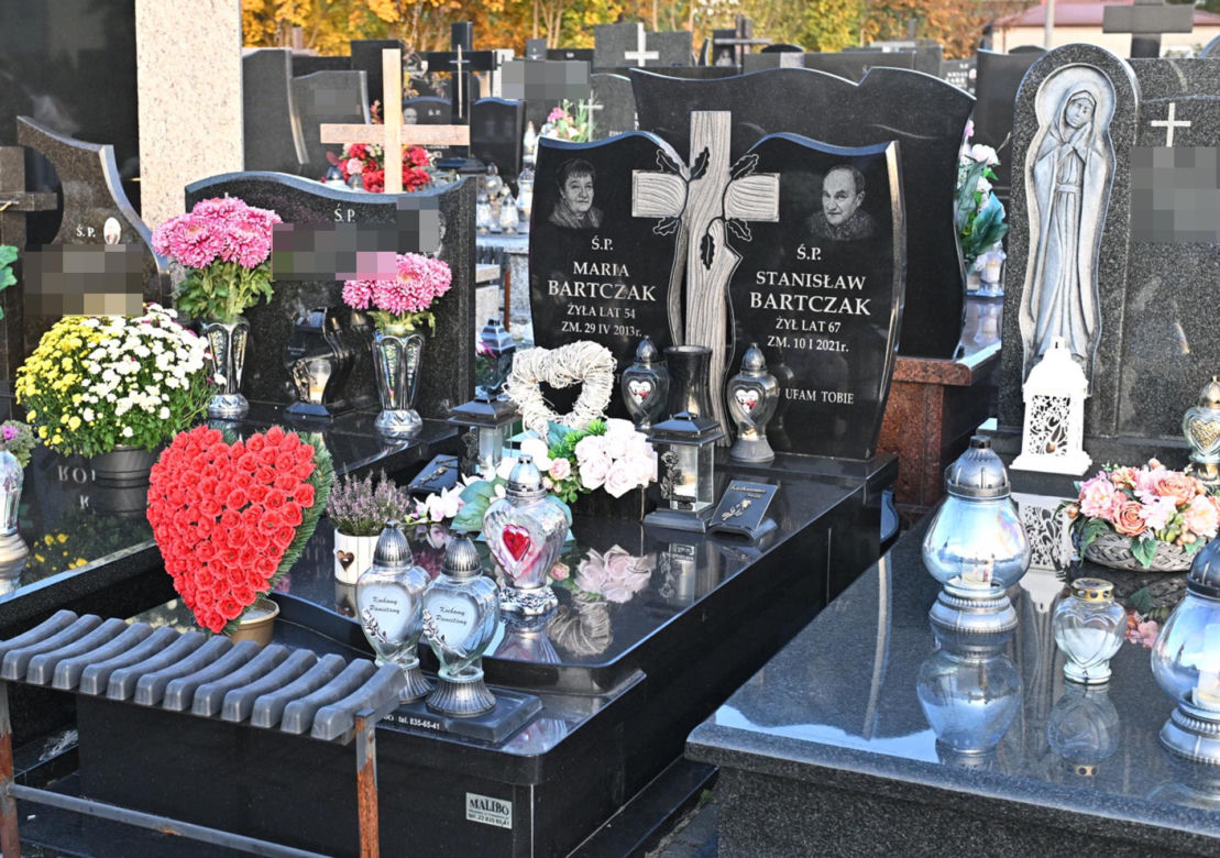Serce z czerwonych róż na grobie pana Stasia z Ząbek. Mieszkańcy pamiętają o sklepikarzu