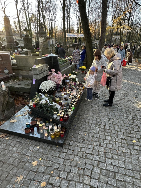 Magdalena Zawadzka na grobie Gustawa Holoubka