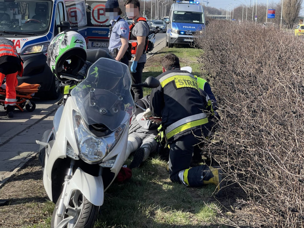 Sezon wypadków na motocyklach rozpoczęty. Ten motocyklista trafił na smarta 