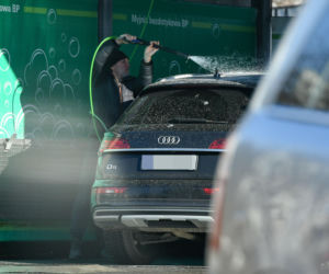 Robert Więckiewicz myje samochód