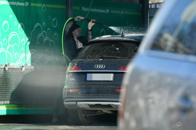 Robert Więckiewicz myje samochód