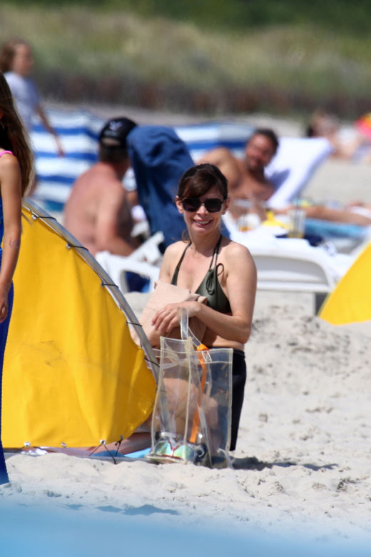 Agnieszka Dygant chowa się za parawanem