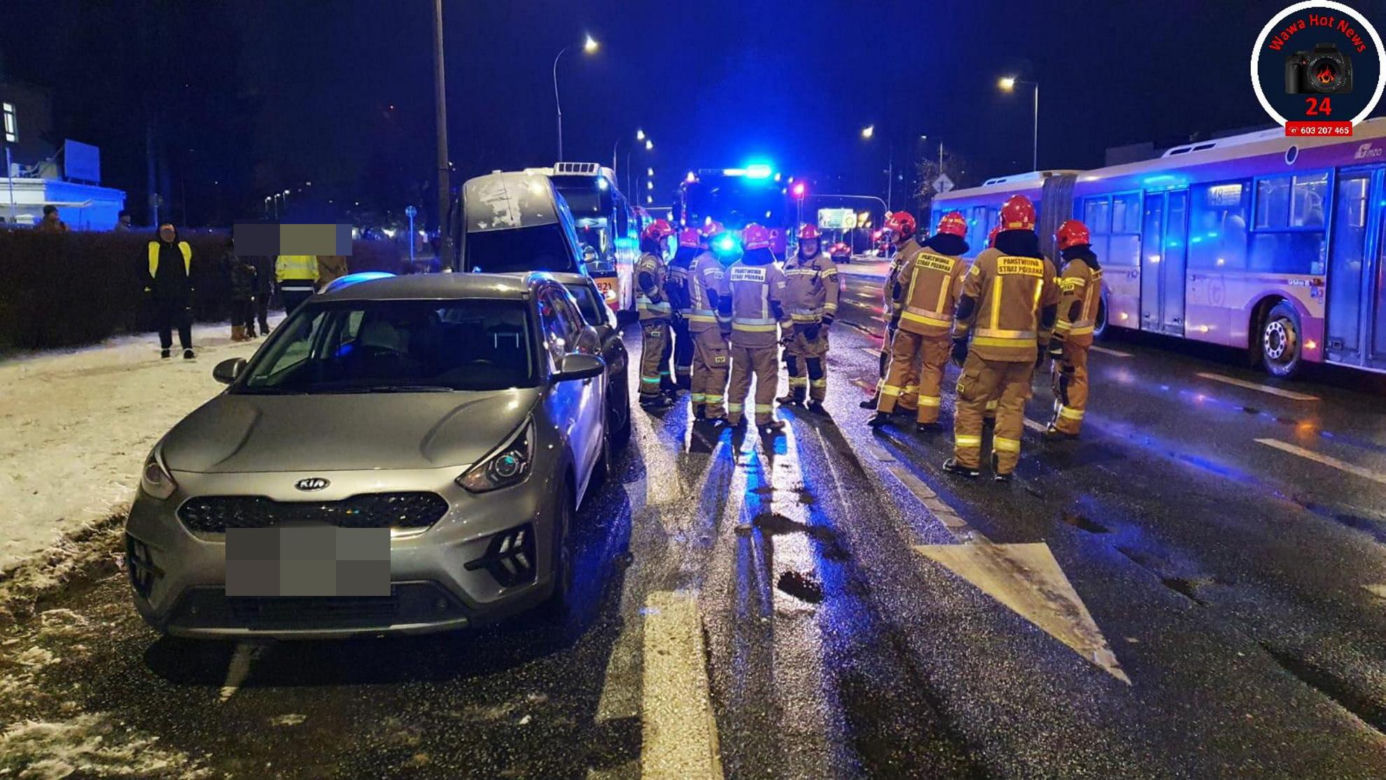 Karambol w Warszawie. Jeden samochód na dachu drugiego