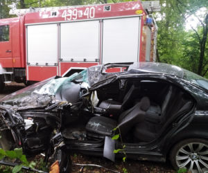 Dąbrowica: Bmw uderzyło w drzewo. 18-latek zakleszczony w pojeździe