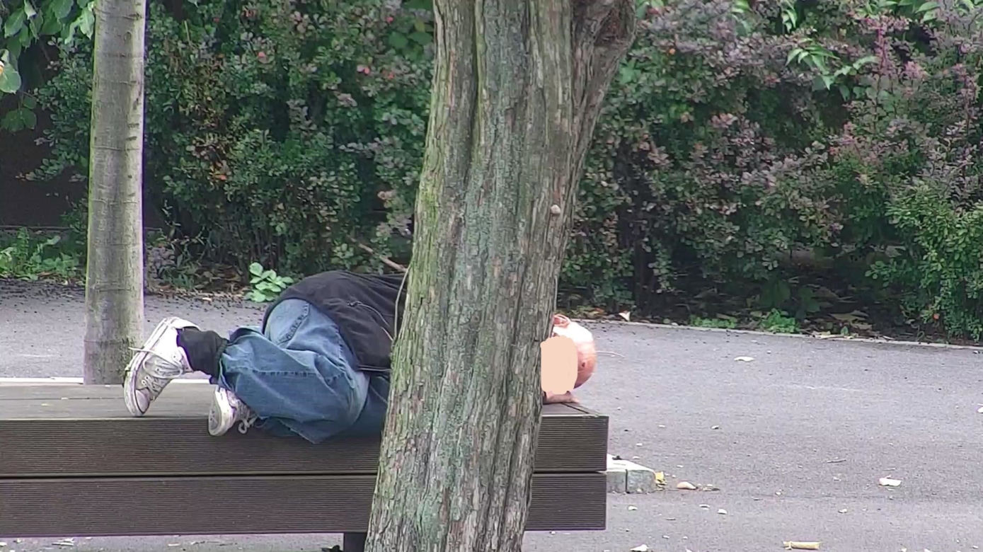 Poznań: Na ławce leżał skulony mężczyzna. Był poszukiwany przez rodzinę