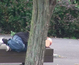 Poznań: Na ławce leżał skulony mężczyzna. Był poszukiwany przez rodzinę