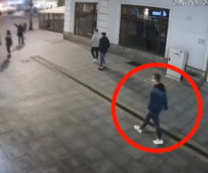 Pobicie w centrum Bydgoszczy! Policja publikuje nagranie i prosi o pomoc [WIDEO]