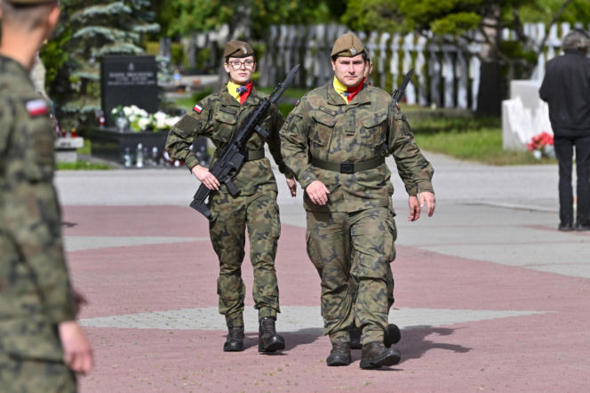Zaskakujący widok na pogrzebie Frycza. Pojawili się żołnierze