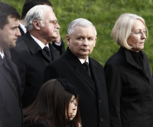 To już 10 lat od pogrzebu pary prezydenckiej Lecha i Marii Kaczyńskich. Ludzie żegnali ich kwiatami