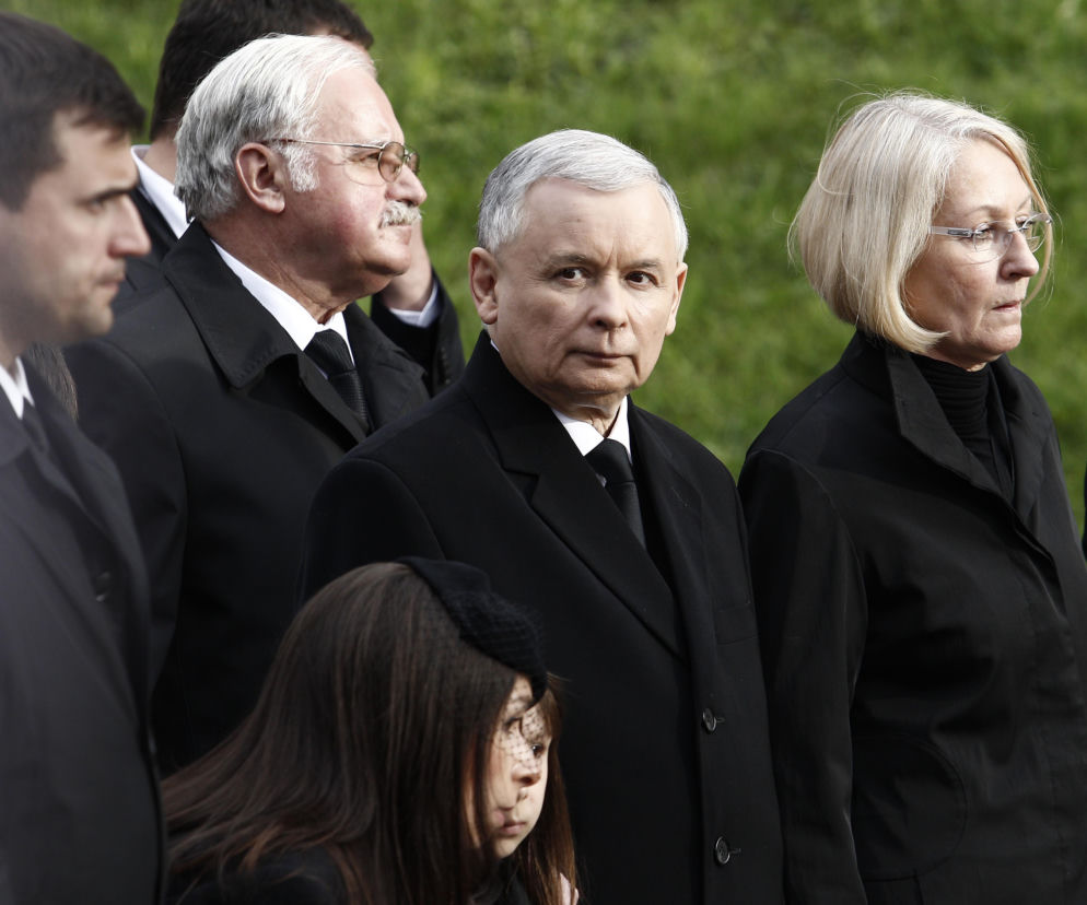 To już 10 lat od pogrzebu pary prezydenckiej Lecha i Marii Kaczyńskich. Ludzie żegnali ich kwiatami