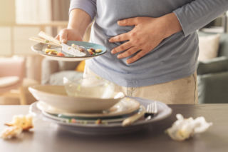 Wzdęcia i ból brzucha? Eksperci zdradzają 6 prostych sposobów na lepsze trawienie