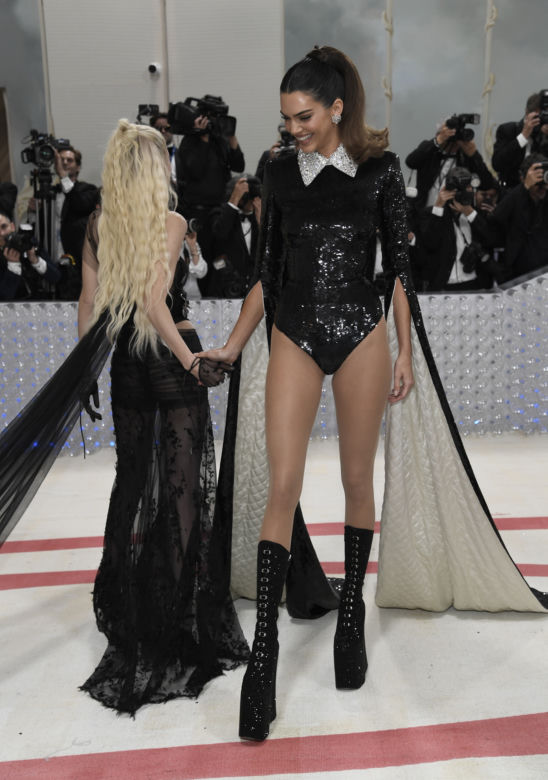Wojna na pupy na czerwonym dywanie! Kendall Jenner i Emily Ratajkowski zwarły się w boju