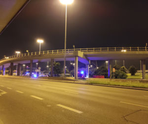 Koszmarna śmierć motocyklisty na Białołęce. Motocykl wyleciał w powietrze, samochód dachował [ZDJĘCIA]