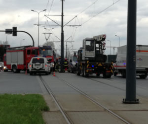 Kraków: 20-letnia dziewczyna wpadła pod tramwaj przy przystanku Rzebika