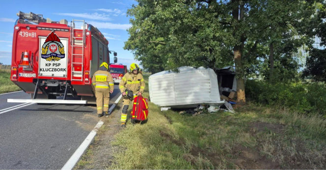 Samochód rozerwany po uderzeniu w drzewo. Jedna osoba ranna