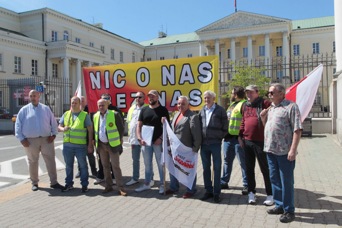 Taksówkarze przyszli pod ratusz. „Chcemy lepszych płac i godnego życia!”