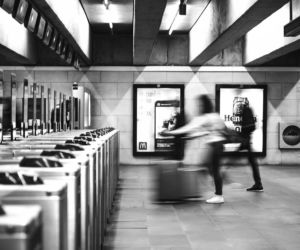 „O 5 rano w metrze będą wybuchać bomby”. Służby w gotowości, policyjny pies w akcji