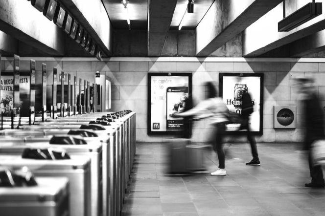 „O 5 rano w metrze będą wybuchać bomby”. Służby w gotowości, policyjny pies w akcji