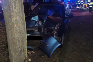 Wypadek na Wileńskiej w Łodzi. PIJANĄ kobietę i jej PSA wyciągali z rozbitego auta świadkowie