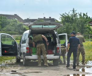 BOMBA POD SAMOCHODEM NAUCZYCIELKI.