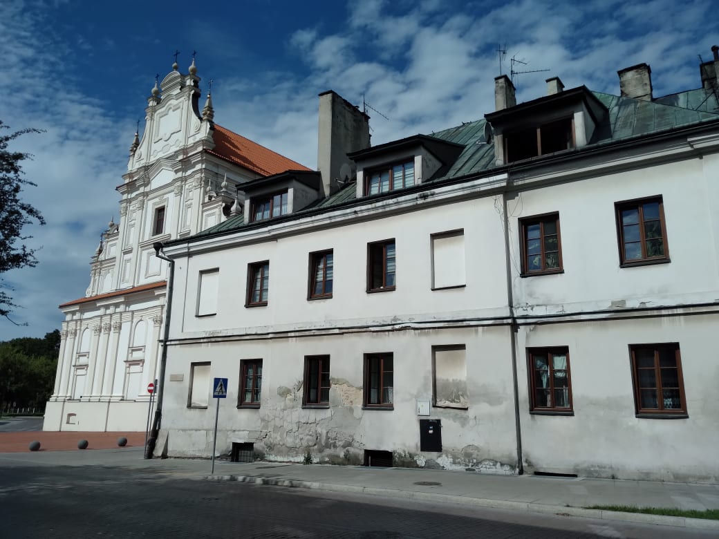 Pożar kamienicy na Starym Mieście w Zamościu. Kłęby dymu wydobywały się z poddasza