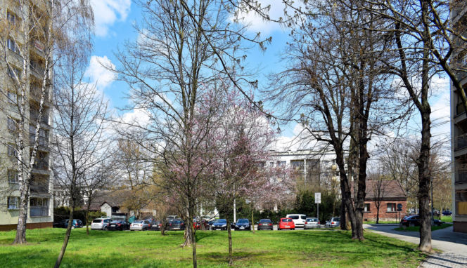 Po prawej: ceglany dom na Osiedlu Kolorowym 37 w Krakowie