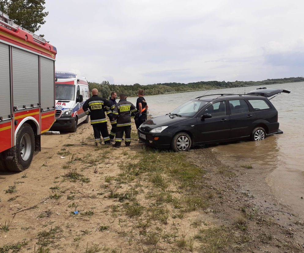 HORROR nad zalewem Słup. Auto stoczyło się PRZEJEŻDŻAJĄC PO OPALAJĄCEJ SIĘ KOBIECIE! [ZDJĘCIA]
