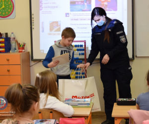 9-latek uratował życie mamusi. Policjanci podziękowali mu za heroiczne zachowanie