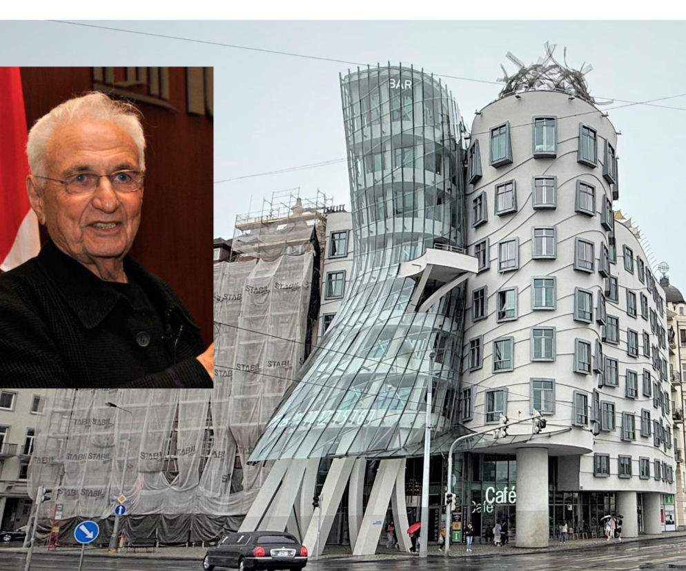 Frank Gehry, wybitny wizjoner architektury, na tle zaprojektowanego przez niego Tańczącego Domu w Pradze. Jego unikatowe podejście do dekonstruktywizmu i rzeźbiarska forma budynków fascynują, o czym przeczytasz na Architektura Murator Plus.