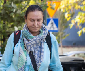 Zdyszana Kayah dźwiga sama