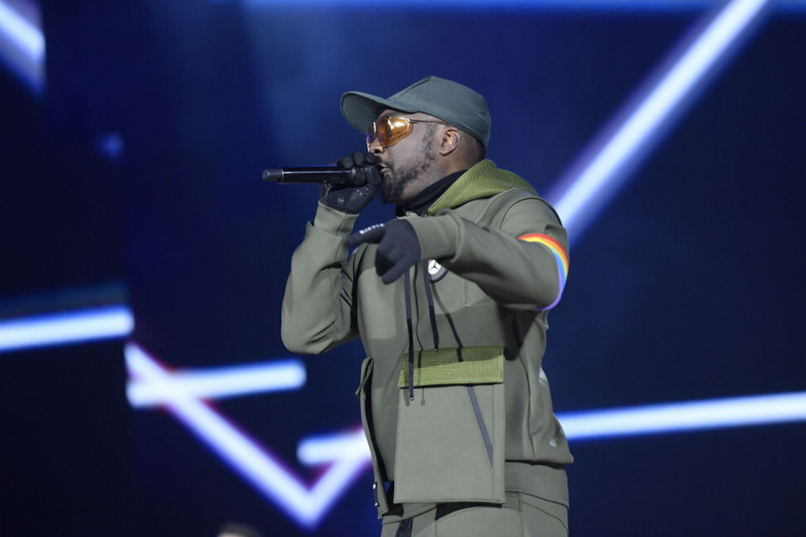 Black Eyed Peas z tęczowymi opaskami na scenie Sylwestra Marzeń. Ważny gest 