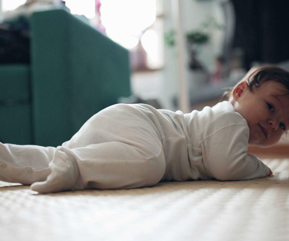 Dziecko pominęło raczkowanie? Jego mózg mógł stracić ważny trening