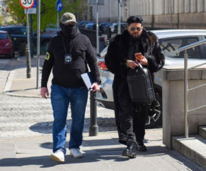 Krzysztof Rutkowski w futrze w sądzie