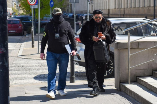 Krzysztof Rutkowski w futrze w sądzie