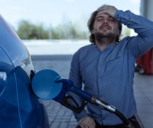 Diesel po 9 zł, benzyna po 8 zł. Ekspert radzi, czym jeździć taniej