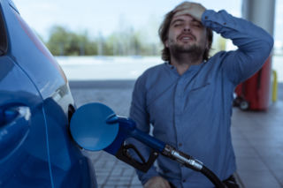 Diesel po 9 zł, benzyna po 8 zł. Ekspert radzi, czym jeździć taniej