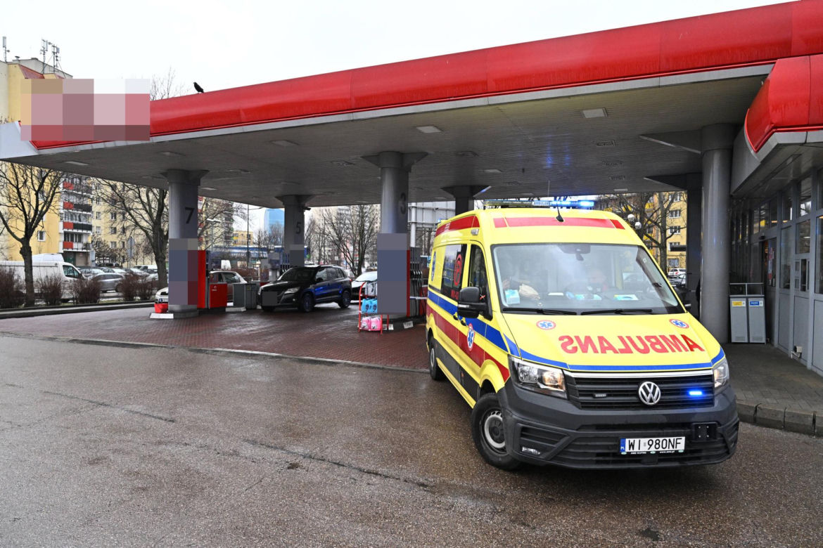 Horror na stacji benzynowej. Zaczął wylewać paliwo na ziemię