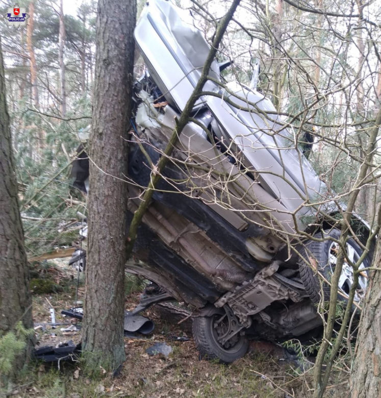 Skoda rozpadła się na dwie części. 20-latek w ciężkim stanie