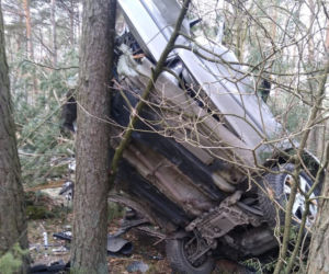 Skoda rozpadła się na dwie części. 20-latek w ciężkim stanie
