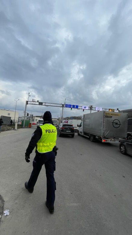 Ukraińscy pogranicznicy mają spore problemy z odprawą uchodźców uciekających przed wojną