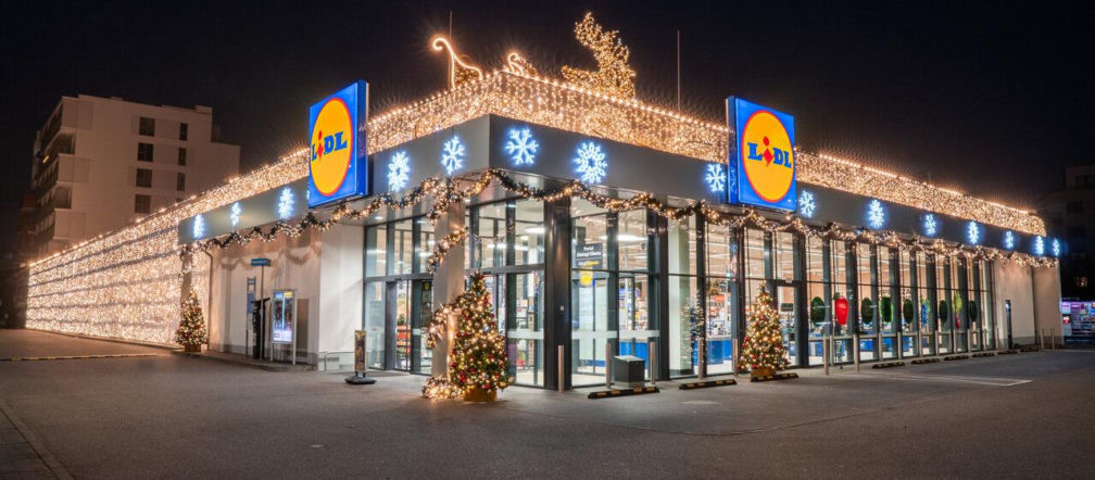 Świąteczny Lidl przy ul. Kasprowicza w Warszawie