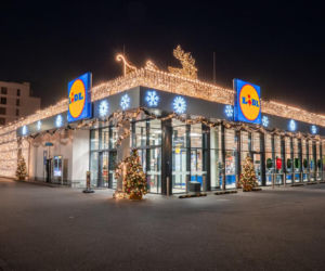 To najbardziej świąteczny Lidl w Polsce. Tysiące lampek i choinki przed wejściem do sklepu