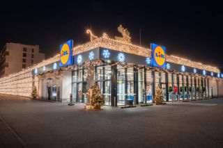 To najbardziej świąteczny Lidl w Polsce. Tysiące lampek i choinki przed wejściem do sklepu